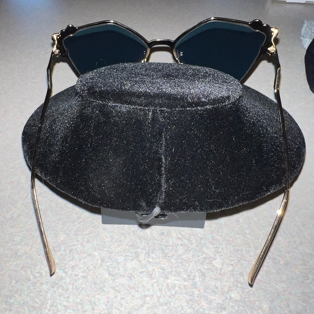 Cleo Nicci sunglasses with pink tint. - Picture 4 of 8